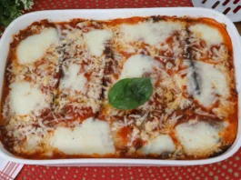 Vista cenital de la fuente de berenjenas a la parmesana recién horneadas.