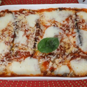 Vista cenital de la fuente de berenjenas a la parmesana recién horneadas.