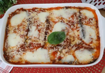 Vista cenital de la fuente de berenjenas a la parmesana recién horneadas.