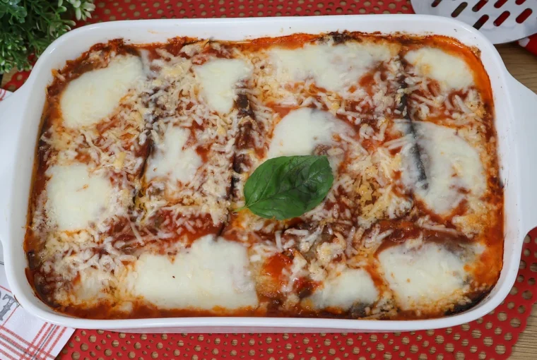 Vista cenital de la fuente de berenjenas a la parmesana recién horneadas.
