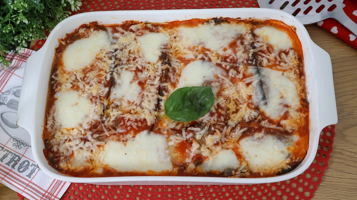 Vista cenital de la fuente de berenjenas a la parmesana recién horneadas.
