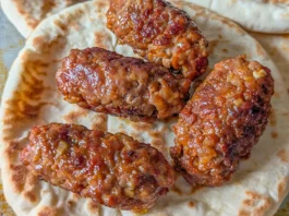 Ćevapi dorados servidos con pan