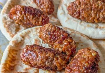Ćevapi dorados servidos con pan
