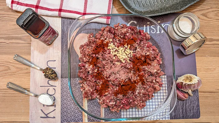 Carne picada aliñada con especias