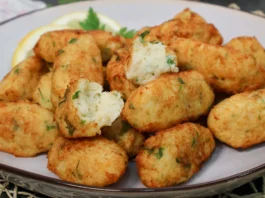 Pastéis de bacalhau recién fritos sobre plato