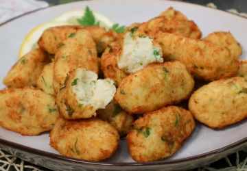 Pastéis de bacalhau recién fritos sobre plato