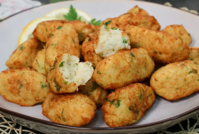 Pastéis de bacalhau recién fritos sobre plato