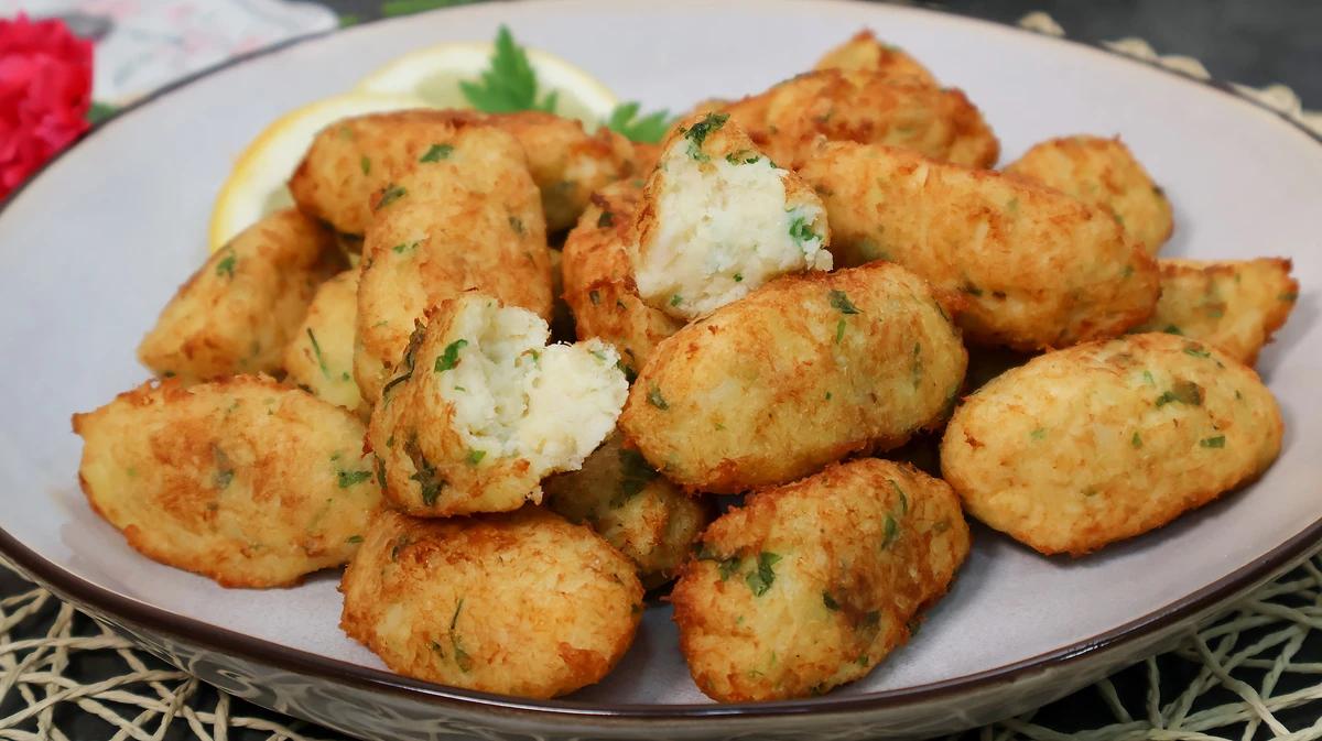 Pastéis de bacalhau recién fritos sobre plato