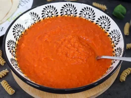 Salsa de tomate exprés servida en bol blanco y negro