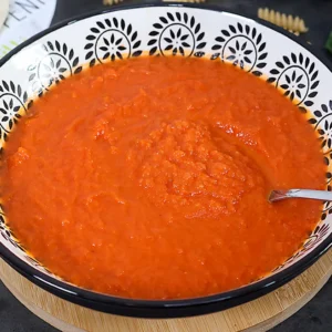 Salsa de tomate exprés servida en bol blanco y negro