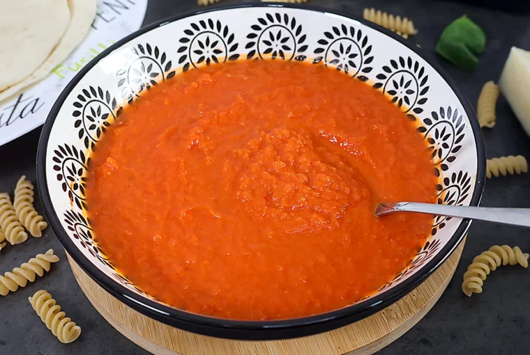 Salsa de tomate exprés servida en bol blanco y negro
