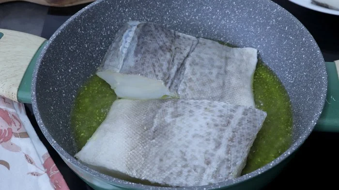 Lomos de bacalao confitándose en aceite de oliva