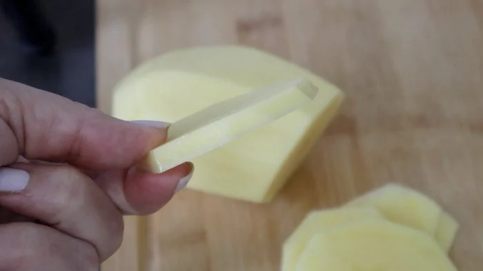 Lámina de patata cruda con grosor medio para freír