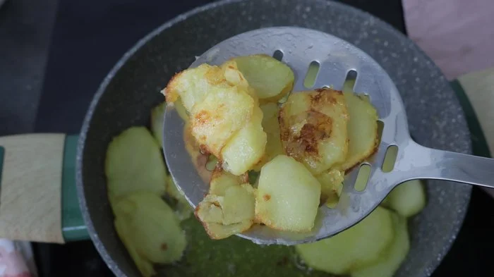 Patatas doradas en aceite con gelatina de bacalao