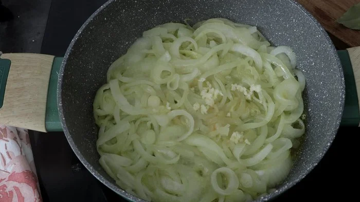 Cebolla cruda y ajo laminado empezando a pocharse