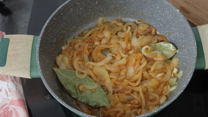 Sofrito de cebolla con pimentón y laurel