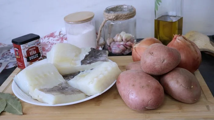 Ingredientes de la receta: bacalao, patatas, cebolla...