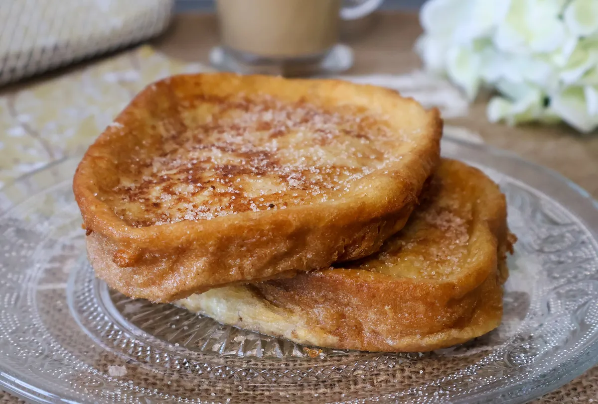 orrijas caseras doradas en plato de cristal