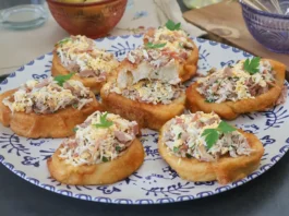 Torrijas saladas preparadas con pan del día anterior, caldo y picadillo
