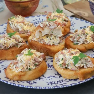 Torrijas saladas preparadas con pan del día anterior, caldo y picadillo