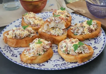 Torrijas saladas preparadas con pan del día anterior, caldo y picadillo
