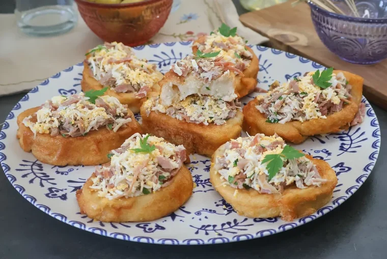 Torrijas saladas preparadas con pan del día anterior, caldo y picadillo