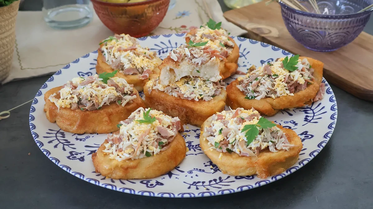 Torrijas saladas preparadas con pan del día anterior, caldo y picadillo