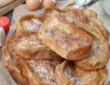 Torrijas caseras recién hechas servidas en fuente