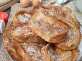 Torrijas caseras recién hechas servidas en fuente