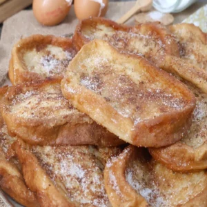 Torrijas caseras recién hechas servidas en fuente
