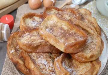 Torrijas caseras recién hechas servidas en fuente