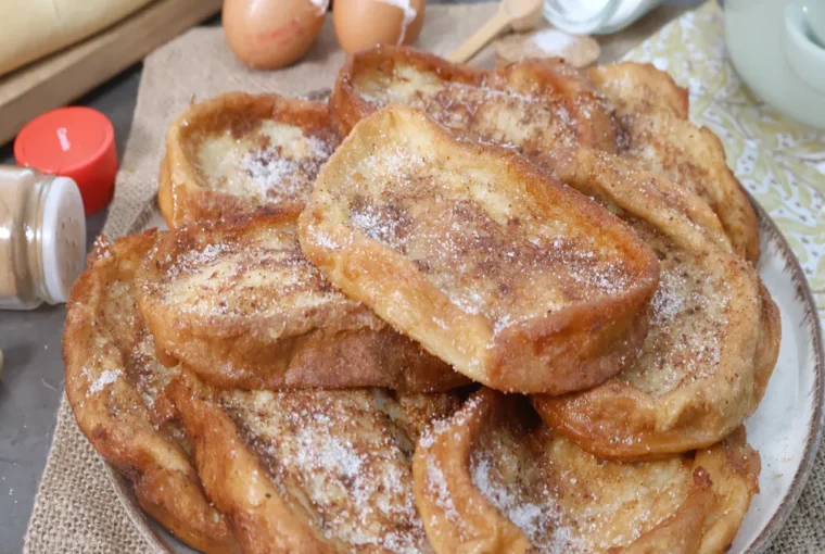 Torrijas caseras recién hechas servidas en fuente