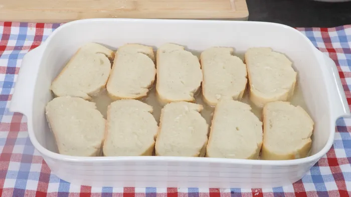 Pan empapado en caldo en una fuente