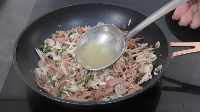 Picadillo de carnes de cocido en sartén con caldo