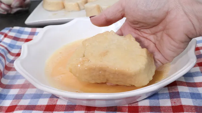 Torrija empapada bañada en huevo batido