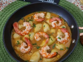 Sartén con chipirones y gambones en salsa