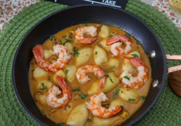 Sartén con chipirones y gambones en salsa