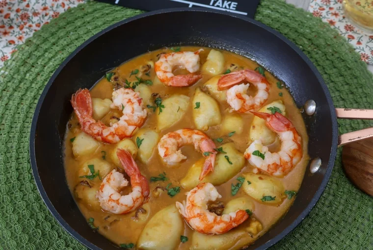 Sartén con chipirones y gambones en salsa
