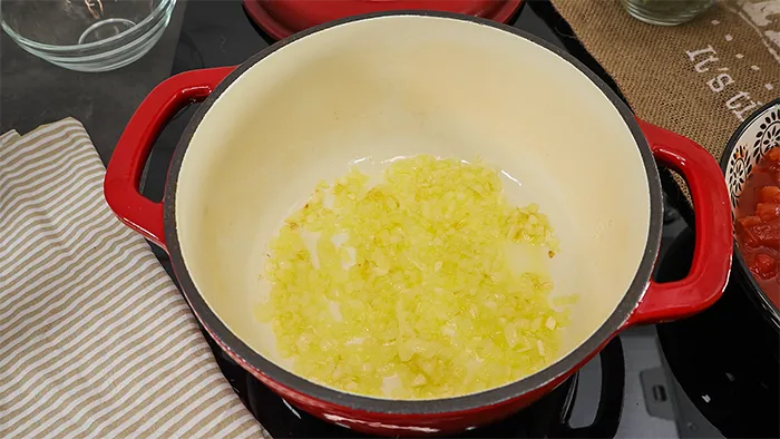 Cebolla y ajo pochándose en aceite de oliva para salsa de tomate