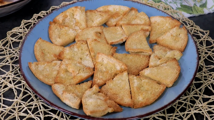 an de pita tostado y crujiente en plato azul