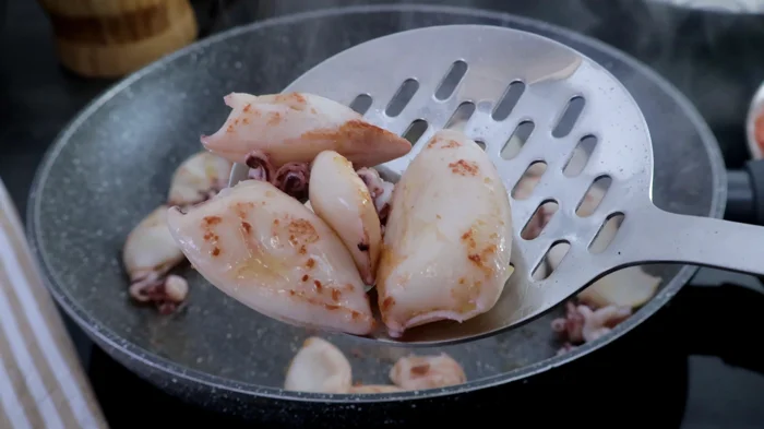 Chipirones dorándose en sartén con aceite