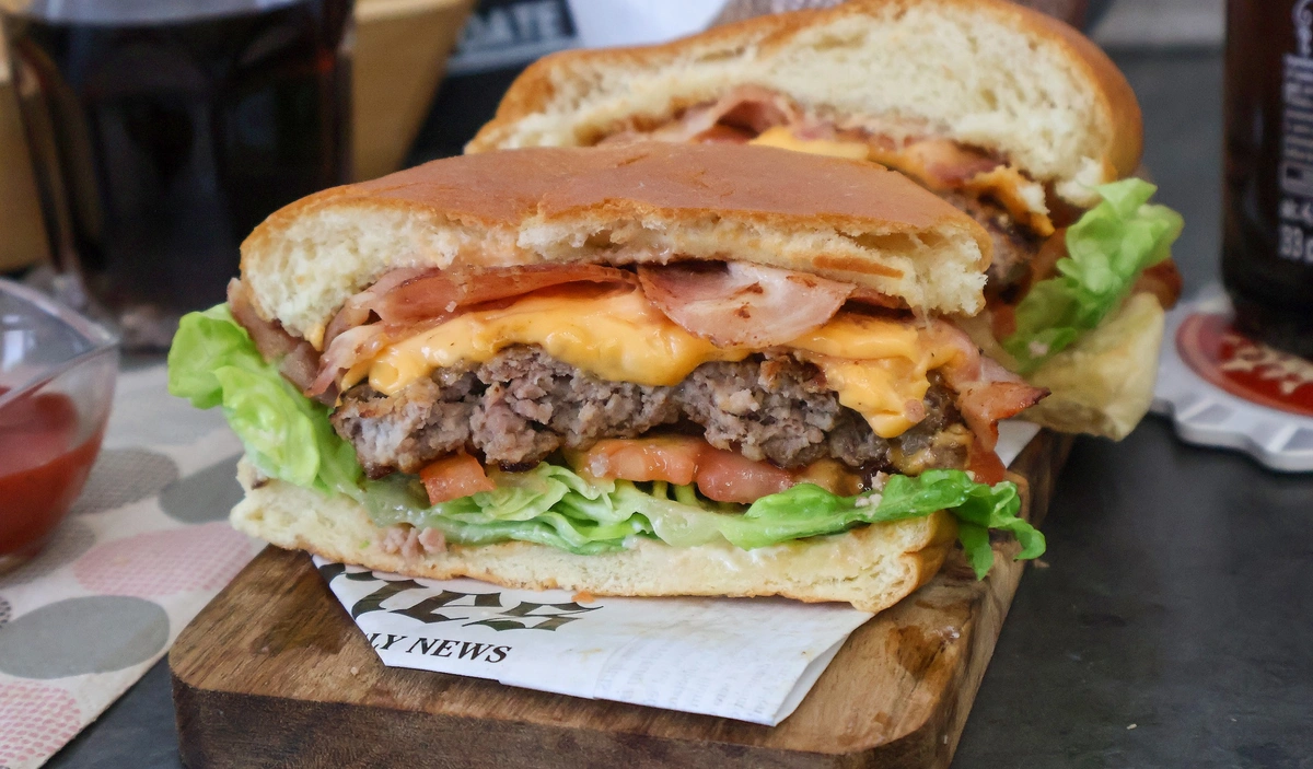 Interior de una cheeseburger casera con carne jugosa y queso fundido