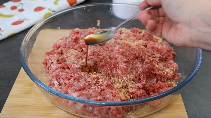 Aliño de carne picada con salsa Perrins y especias para hamburguesa casera