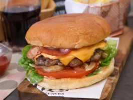Cheeseburger casera con queso fundido, beicon y pan brioche