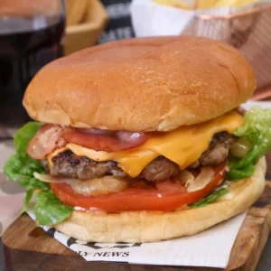 Cheeseburger casera con queso fundido, beicon y pan brioche