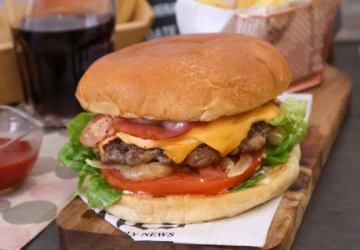 Cheeseburger casera con queso fundido, beicon y pan brioche