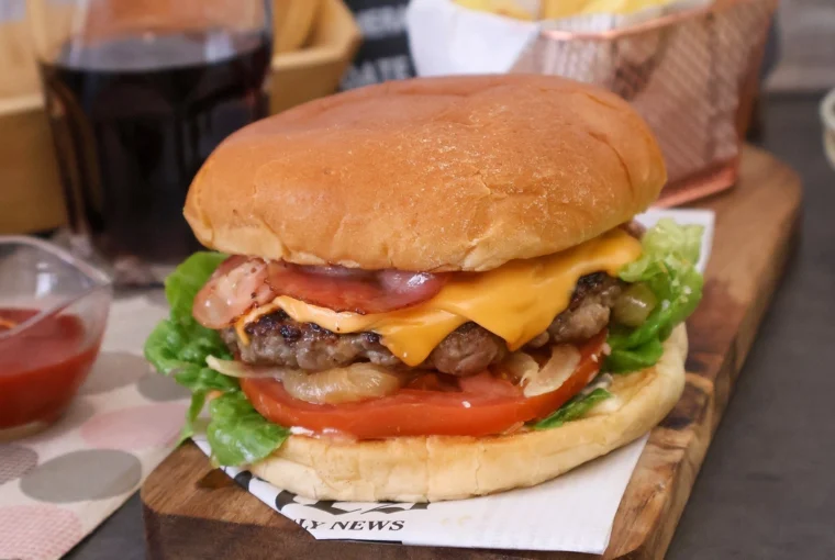 Cheeseburger casera con queso fundido, beicon y pan brioche