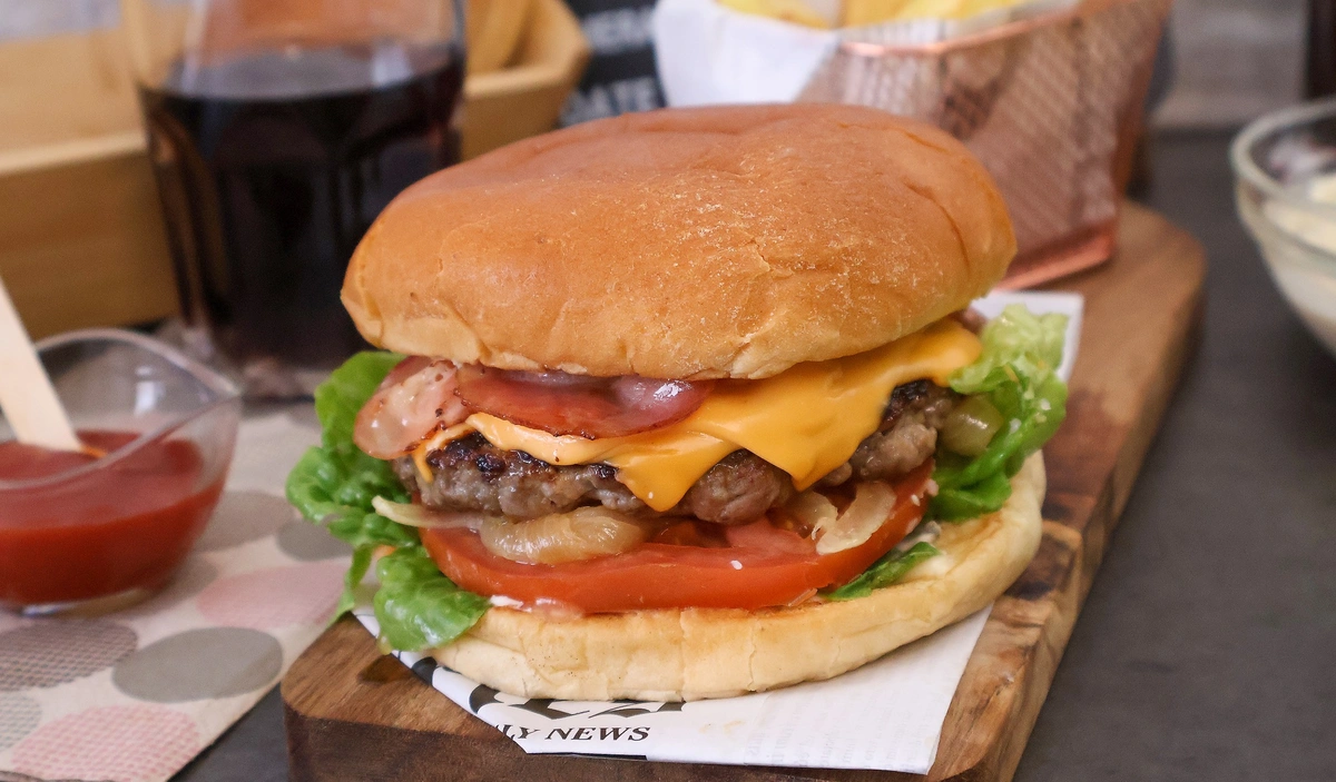 Cheeseburger casera con queso fundido, beicon y pan brioche