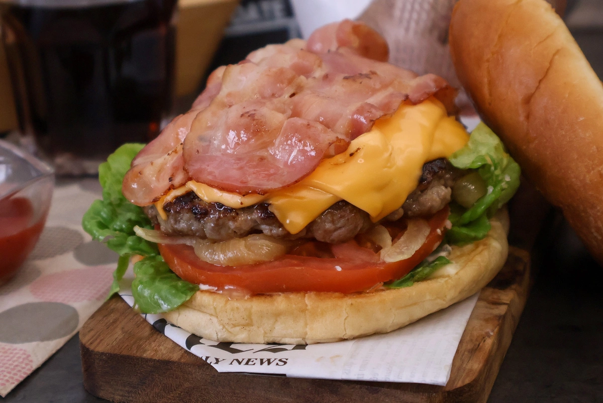 Cheeseburger casera con beicon crujiente y queso cheddar fundido