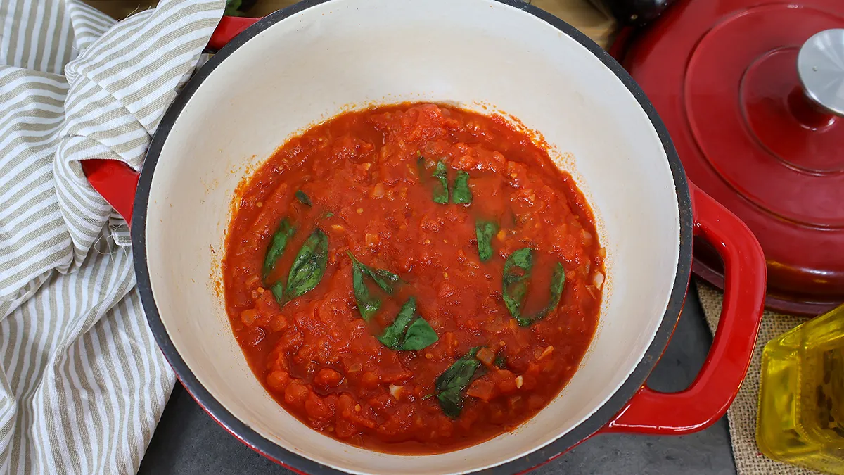 Salsa de tomate casera rústica con albahaca fresca